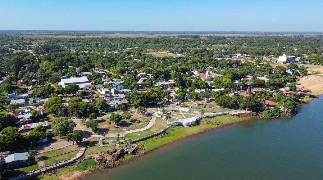 Discover Paso de la Patria Corrientes, where history meets natural beauty. Admire its amphitheater, the waterfront avenue, sandy beaches, and the blue sky that invite you to explore.