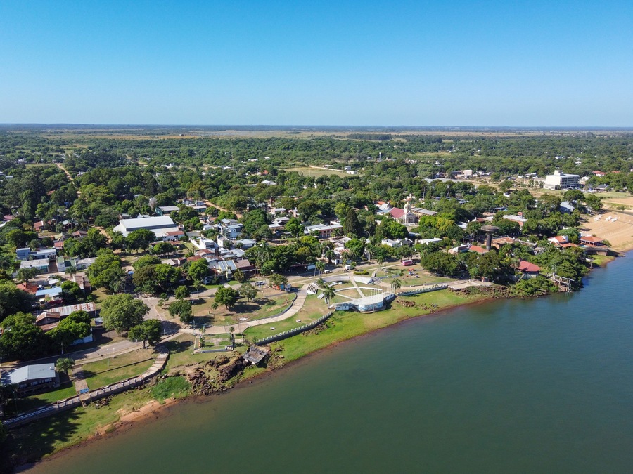 Discover Paso de la Patria Corrientes, where history meets natural beauty. Admire its amphitheater, the waterfront avenue, sandy beaches, and the blue sky that invite you to explore.