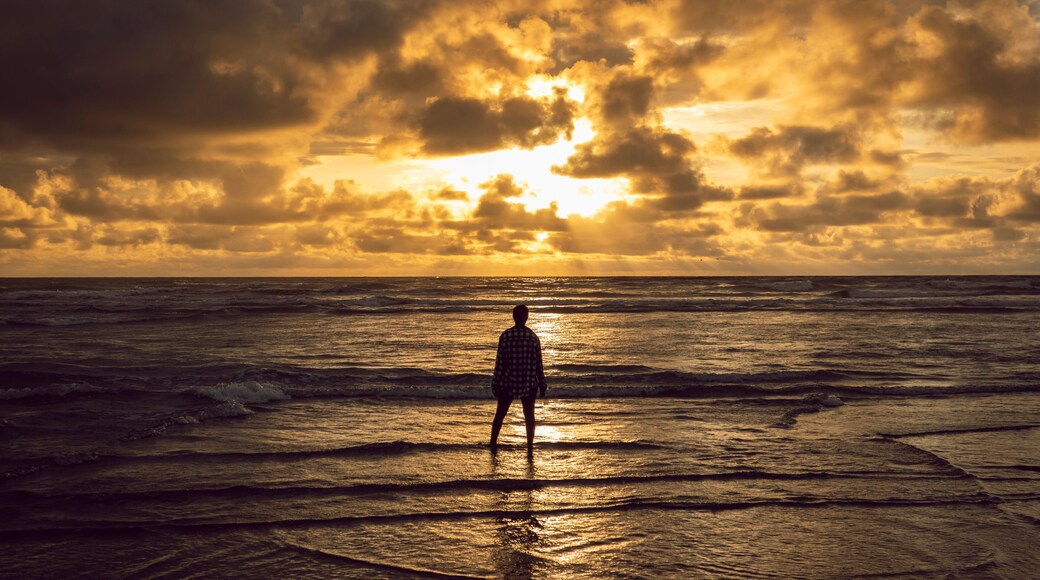 Photograph of a sunset on the beach of the Uramba National Natural Park in the Colombian Pacific. Ladrilleros, Juanchaco, Bahía Málaga Valle del Cauca, Colombia.