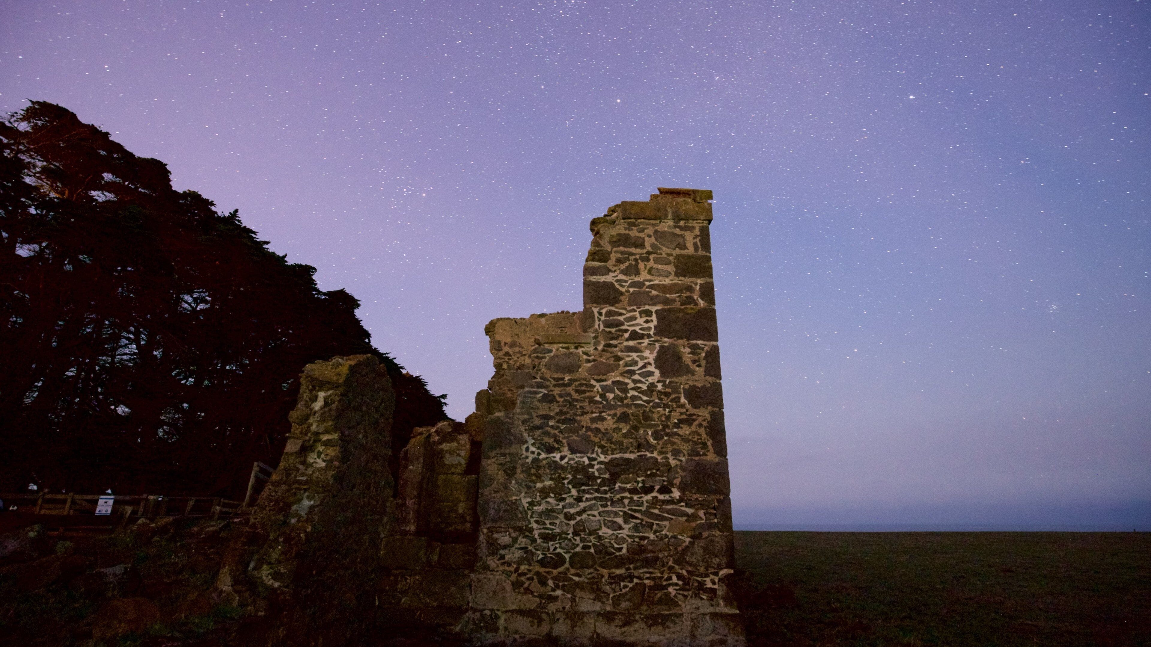 Stanley das einen bei Nacht und Gebäuderuinen