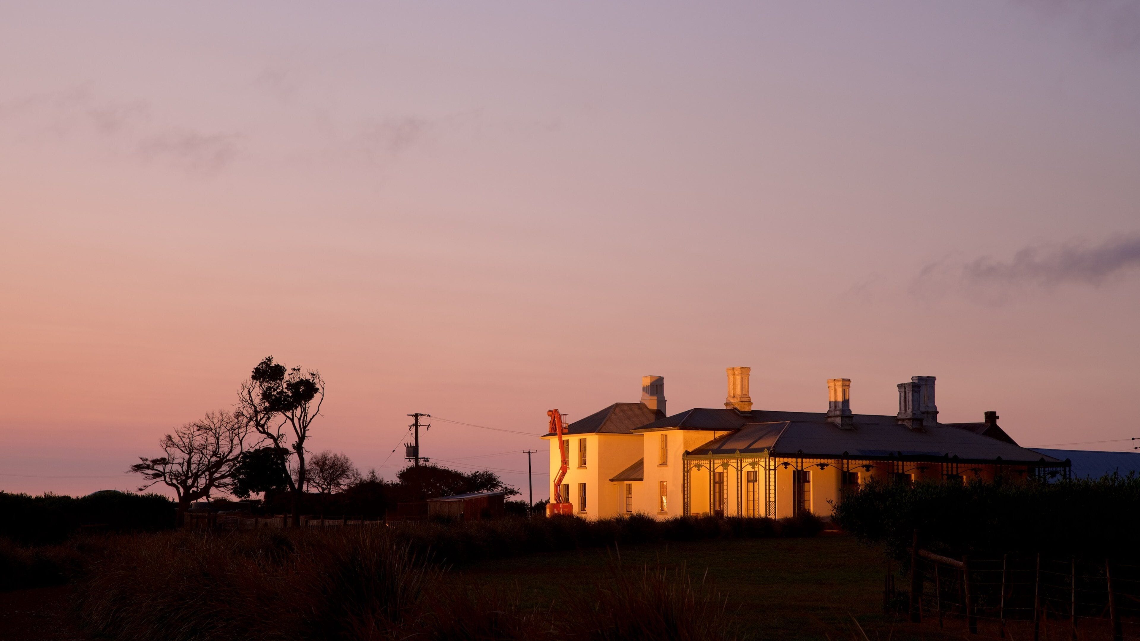 Stanley som viser solnedgang, rolig landskap og hus