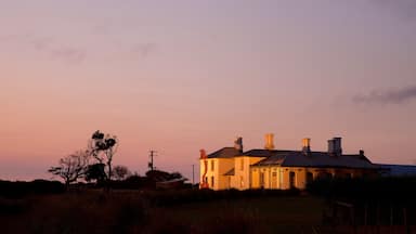 Stanley presenterar ett hus, stillsam natur och en solnedgÄng