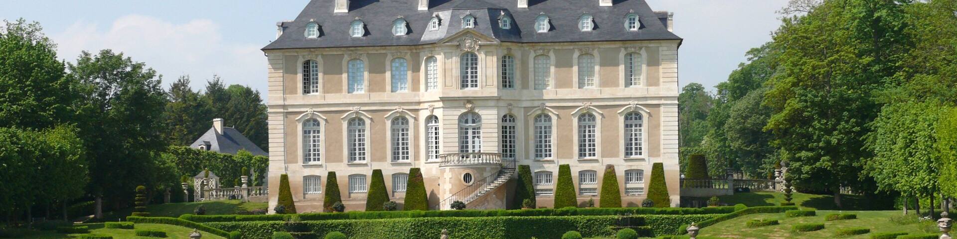 Calvados som inkluderar historisk arkitektur, en park och chateau eller palats