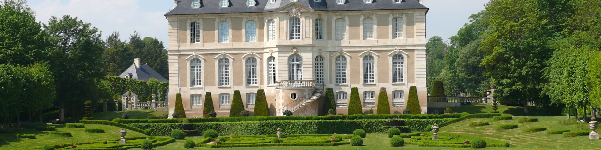 Calvados caracterizando um castelo, um lago e arquitetura de patrimônio