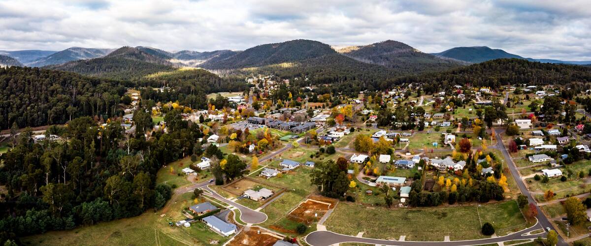A town nestled in a valley with mountains in the background.