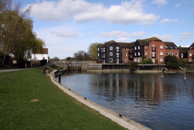 Sandford Lock on the River Thames in Oxfordshire. The flats were built on the site of Sandford Mill, a paper mill that closed in 1982.
