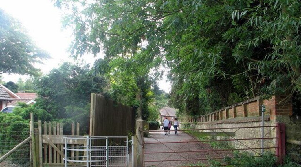 Wheatley - kissing gate on footpath to Hill House Hill House and Shotover House are behind the camera. The junction of Kiln Lane and Westfield Road can be glimpsed in the distance.
