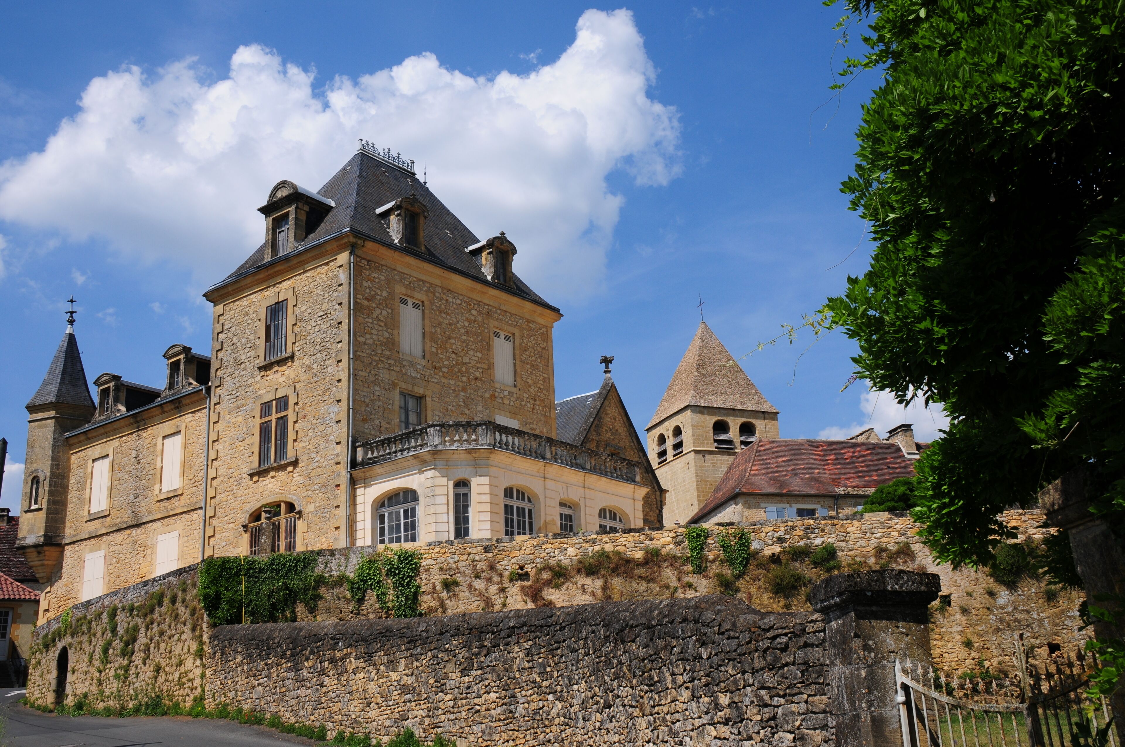 The Vitrac castle and the church as seen when driving to the village from Vitrac-Port