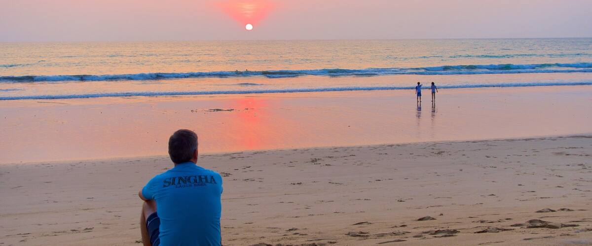 เขาหลัก เนื้อเรื่องที่ ชายหาด และ พระอาทิตย์ตก ตลอดจน ผู้ชาย