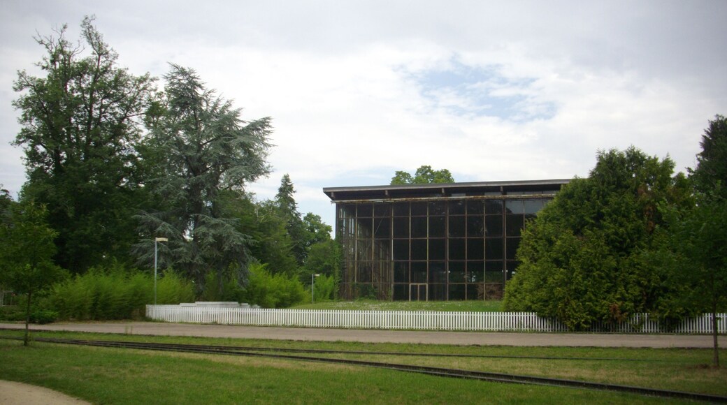 This building is indexed in the Base Mérimée, a database of architectural heritage maintained by the French Ministry of Culture, under the reference PA45000028 .
