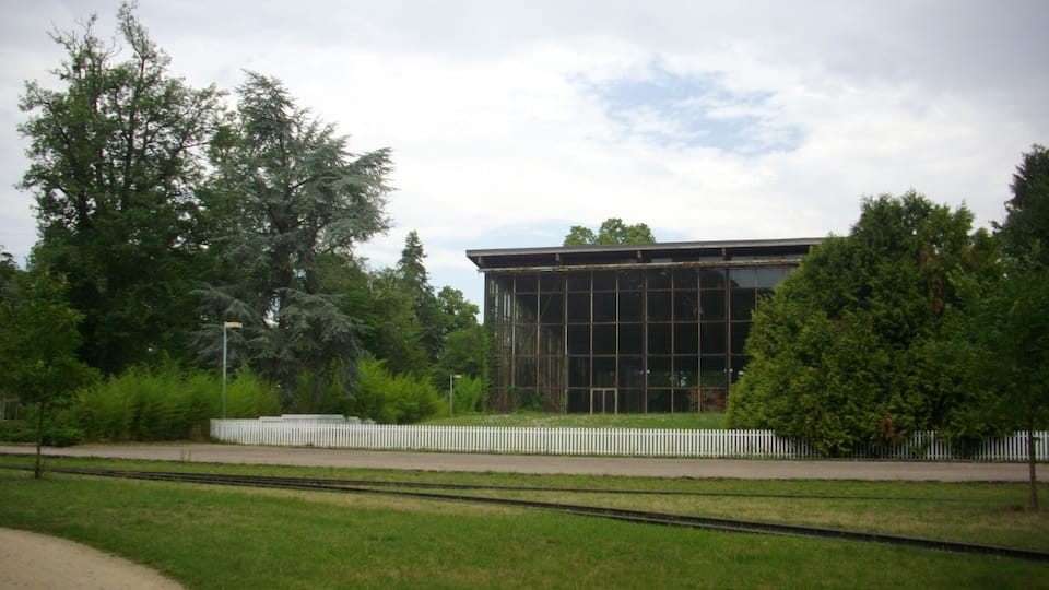 This building is indexed in the Base Mérimée, a database of architectural heritage maintained by the French Ministry of Culture, under the reference PA45000028 .