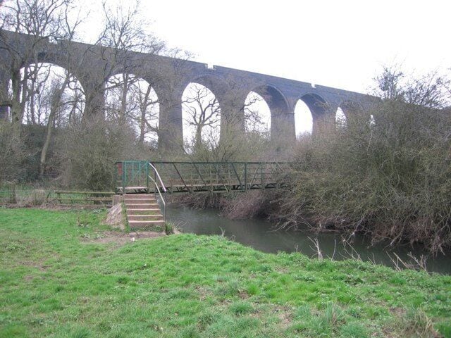 Viaduct The 25000 series map shows the viaduct mostly in this square. The footbridge is, however, clearly in the next square to the north. The viaduct carries the trains on the line between London and Wales via Bristol Parkway 3 km away to the west.