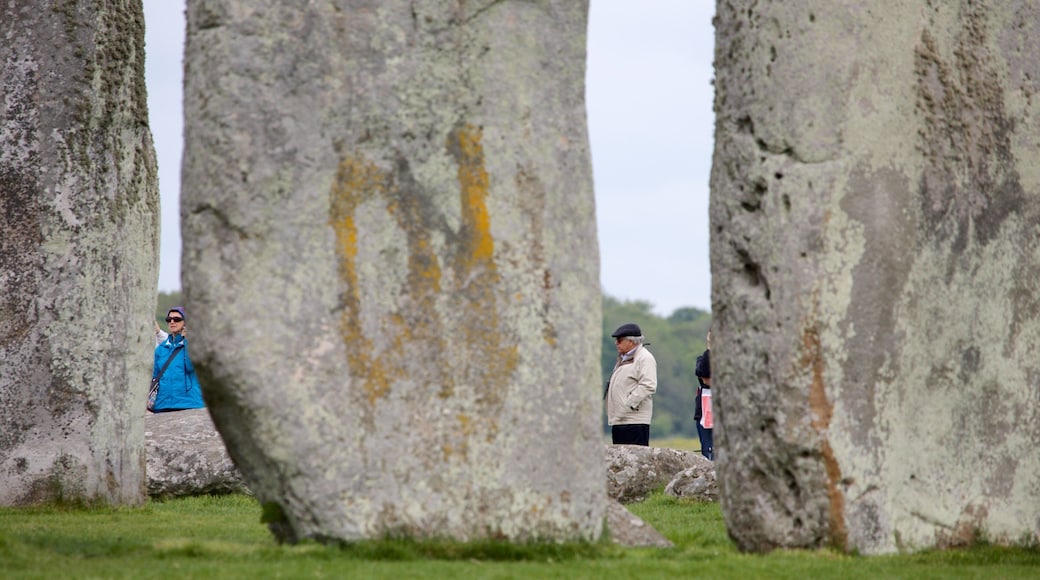 Stonehenge showing a ruin