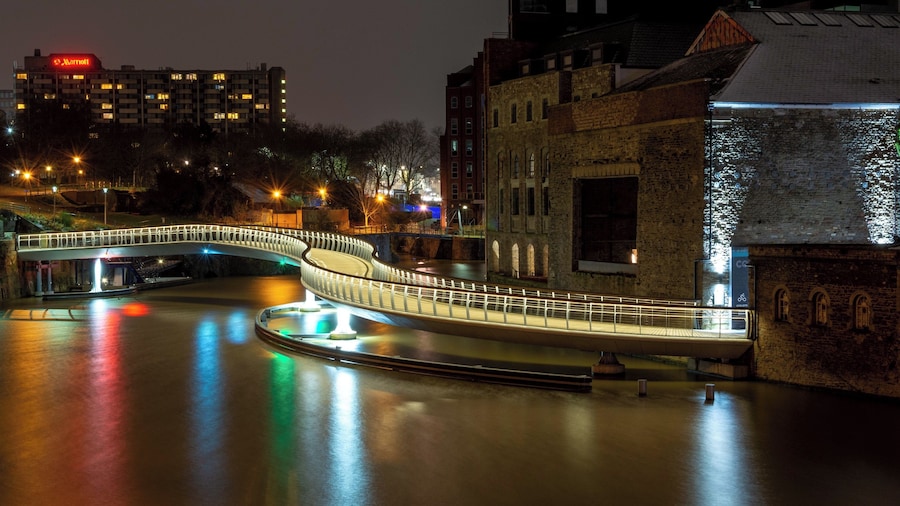 Castle Bridge, Bristol
.
One from a few months ago on a brief layover in Bristol. Couldn't sleep at all in the hostel so I went for a stroll at 3am.
.
.
#bristol #bridge #bristolbridge #atnight #longexposure #canal #bristolcanal #reflections #marriottbristol #castlebridge #castlebridgebristol #welshphotographer #welshboyabroad #cityatnight #marriotthotel #bristolcity #visitbristol #bristolwater