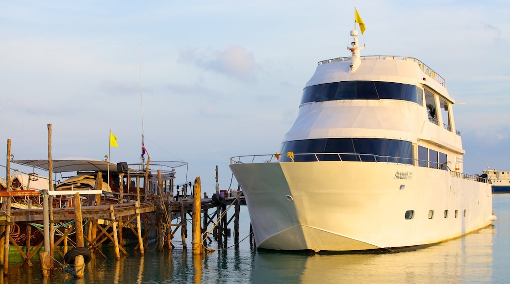 Bo Phut Beach inclusief een jachthaven en varen