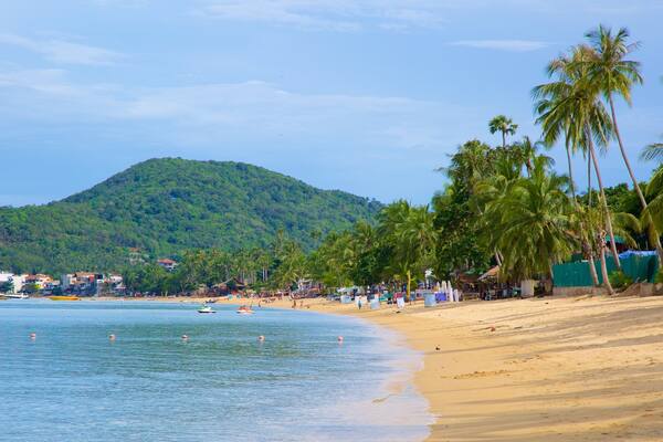 Strand von Bo Phut mit einem Sandstrand und Berge