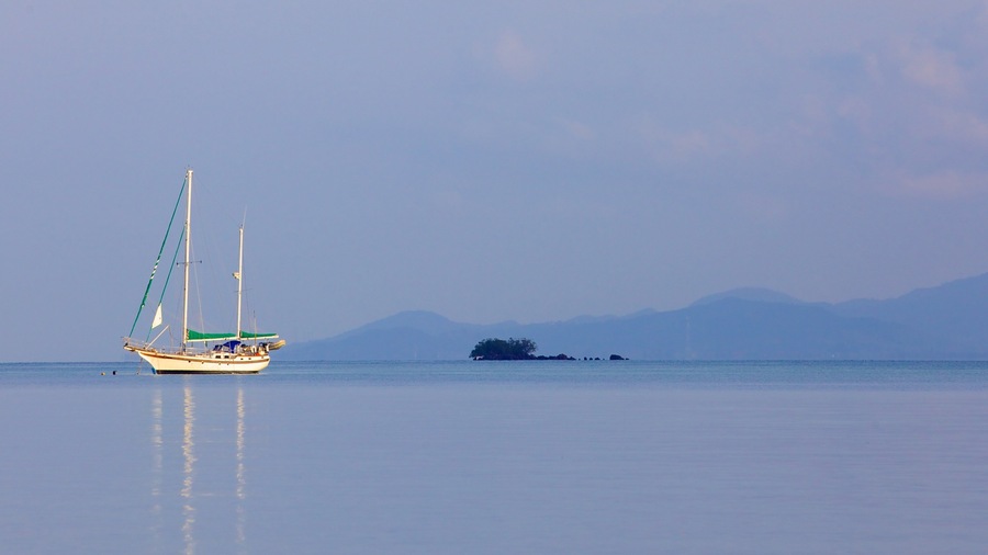Bo Phut Beach showing tropical scenes, boating and general coastal views