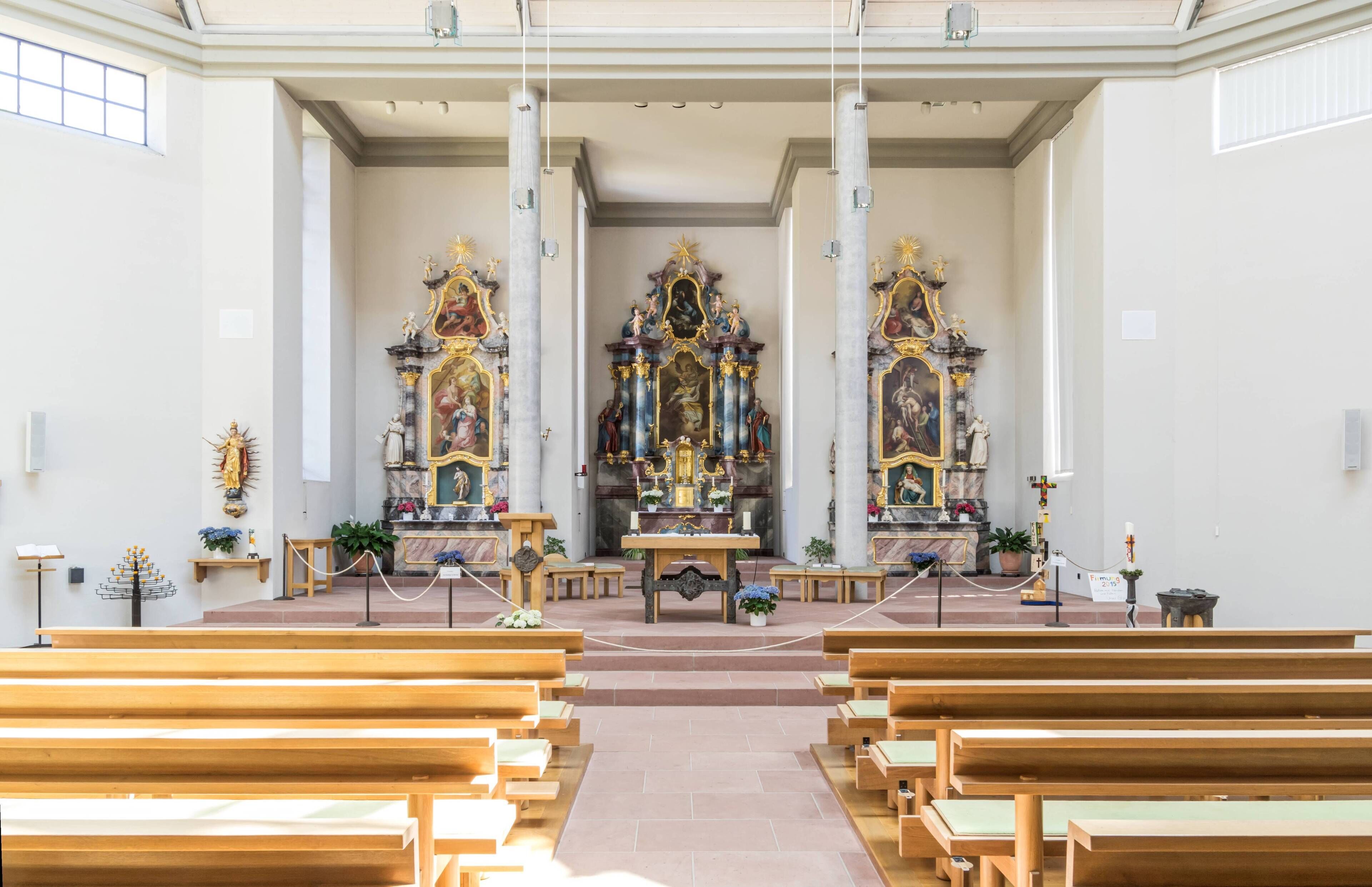 Bilder der katholischen Kirche St. Blasius in Wolfenweiler Blick in die Kirche Richtung Altar