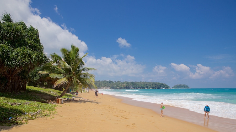 Strand van Karon bevat tropische uitzichten, een zandstrand en algemene kustgezichten