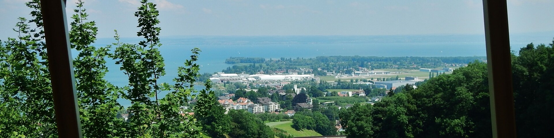 Ausblick aus der Bahn von Rorschach nach Heiden auf die Rorschacher Bucht des Bodensees