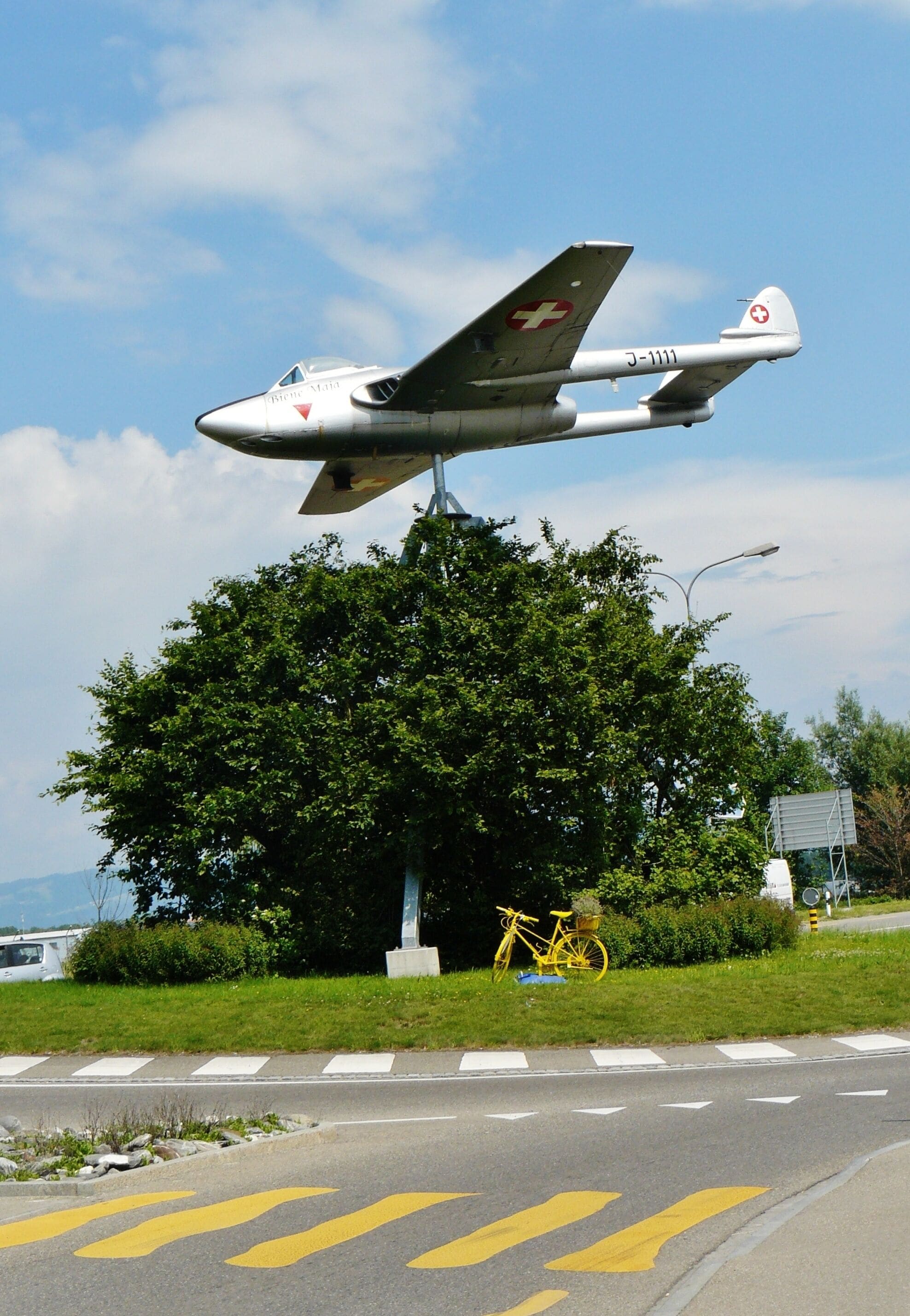 Zebrastreifen ann der Markthalle von Hundertwasser