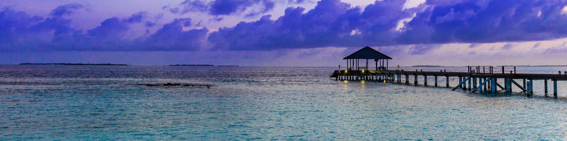 Sonnenaufgang am Strand auf Insel Meedhupparu auf Malediven im Indischen Ozean