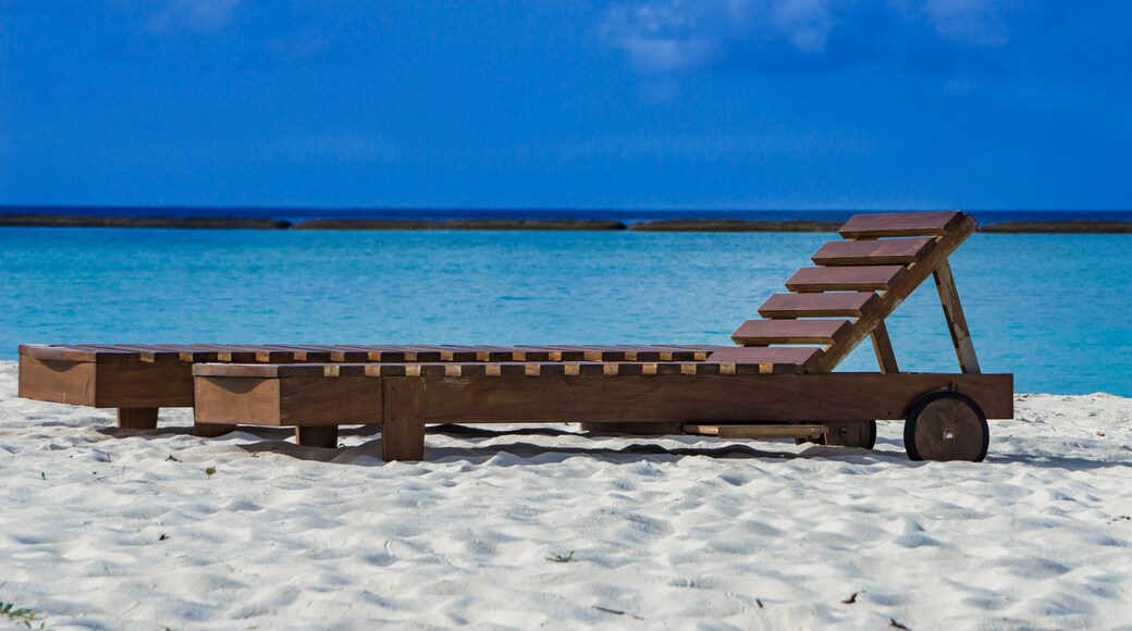 Strandliege aus Holz am Strand auf Insel Adaaran Select Meedhupparu auf Malediven im Indischen Ozean