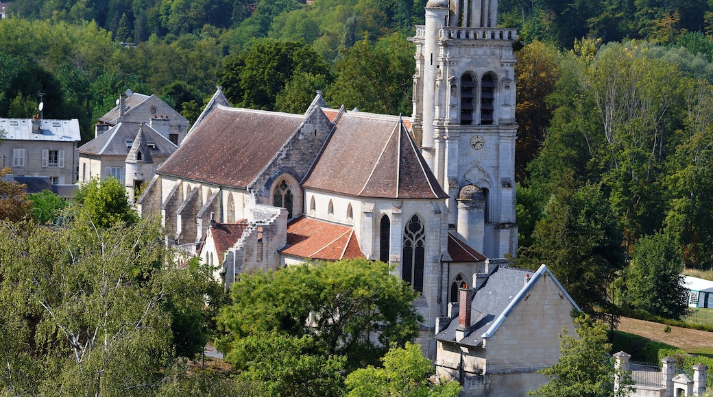 Saint-Sulpice Church is a lovely Catholic parish church located in Pierrefonds surrounded by greenery.