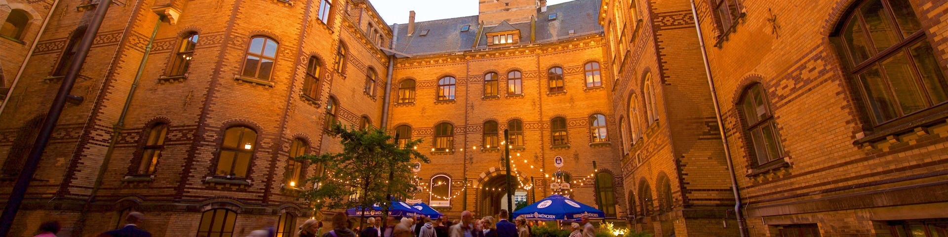 Bremen caracterizando elementos de patrimônio assim como um pequeno grupo de pessoas