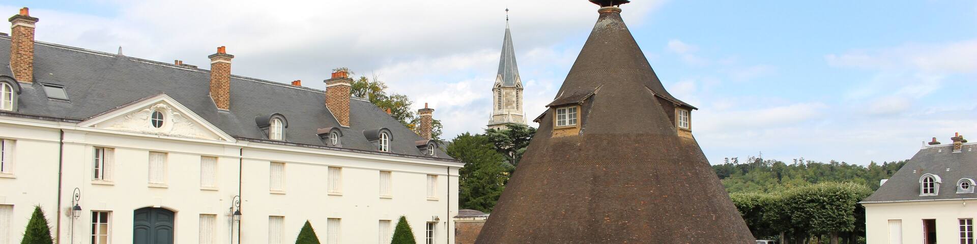 Cour du château de la Verrerie au Creusot