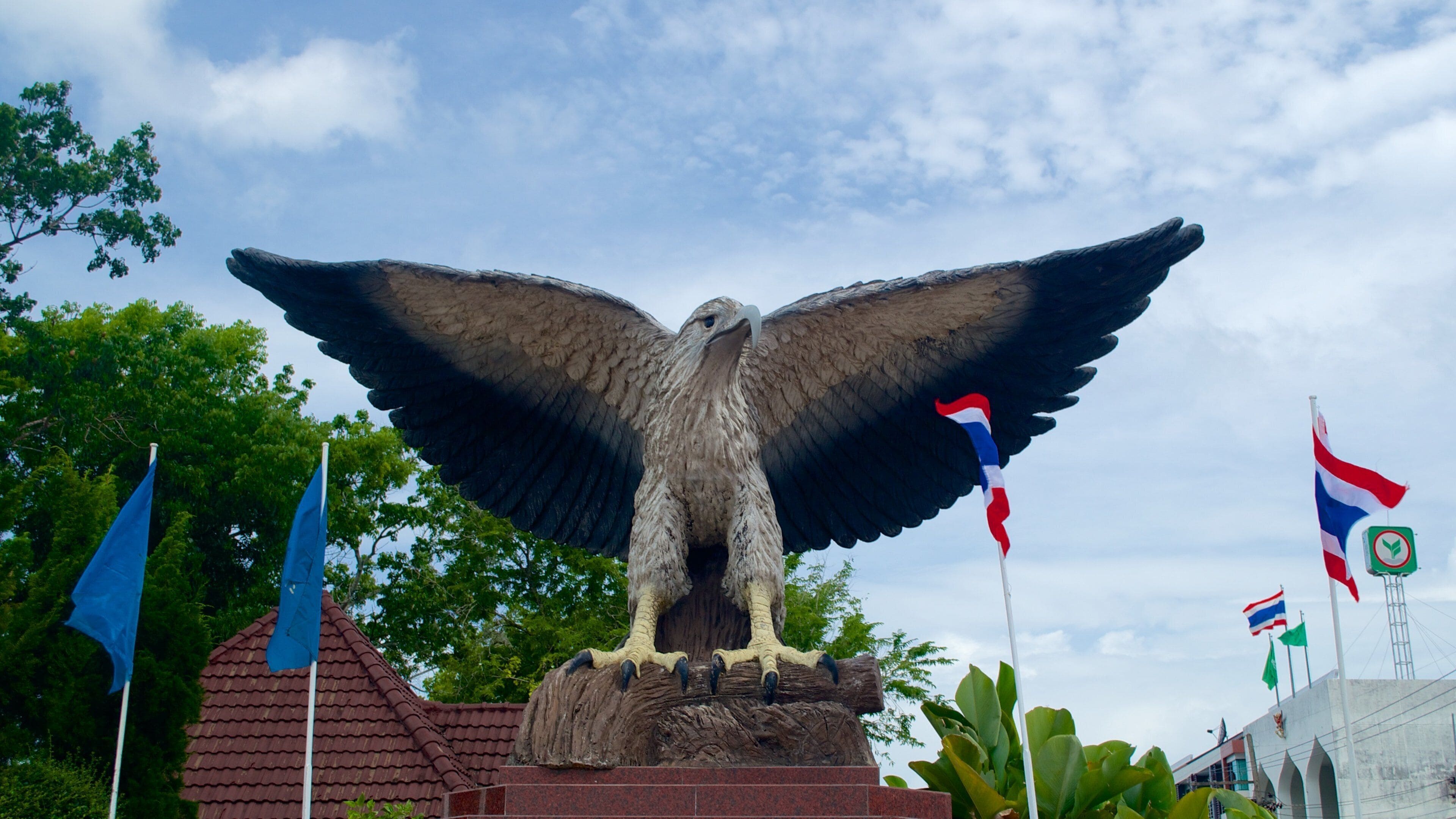 Krabi Town featuring an administrative buidling and a statue or sculpture