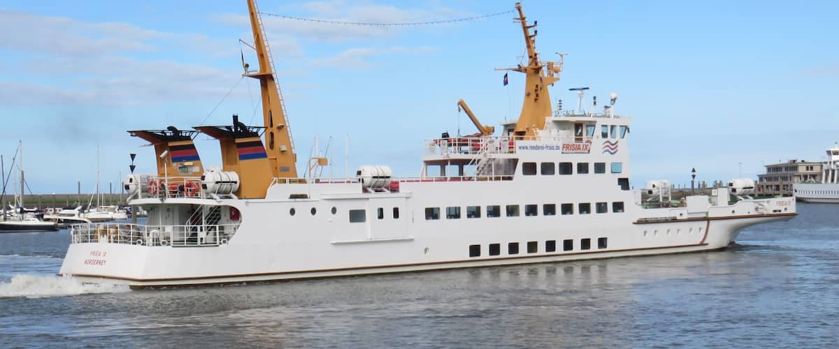 The Frisia IX turning in the Norddeich harbour