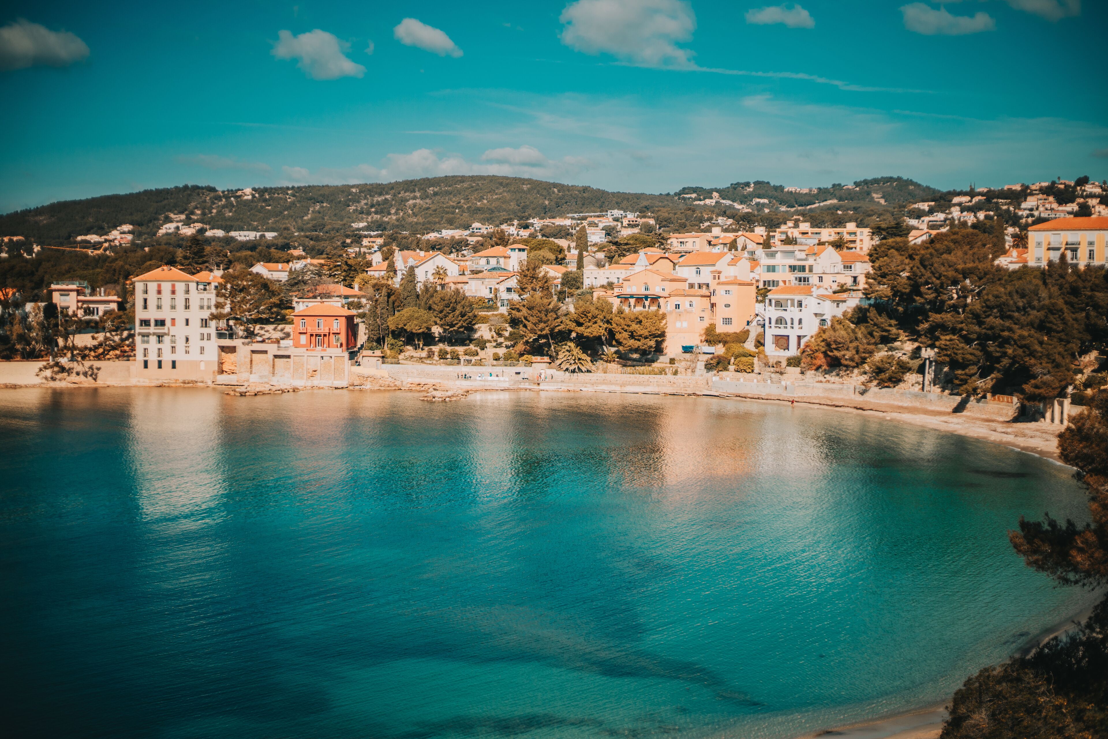 Ville du sud de la france au bord de l'eau