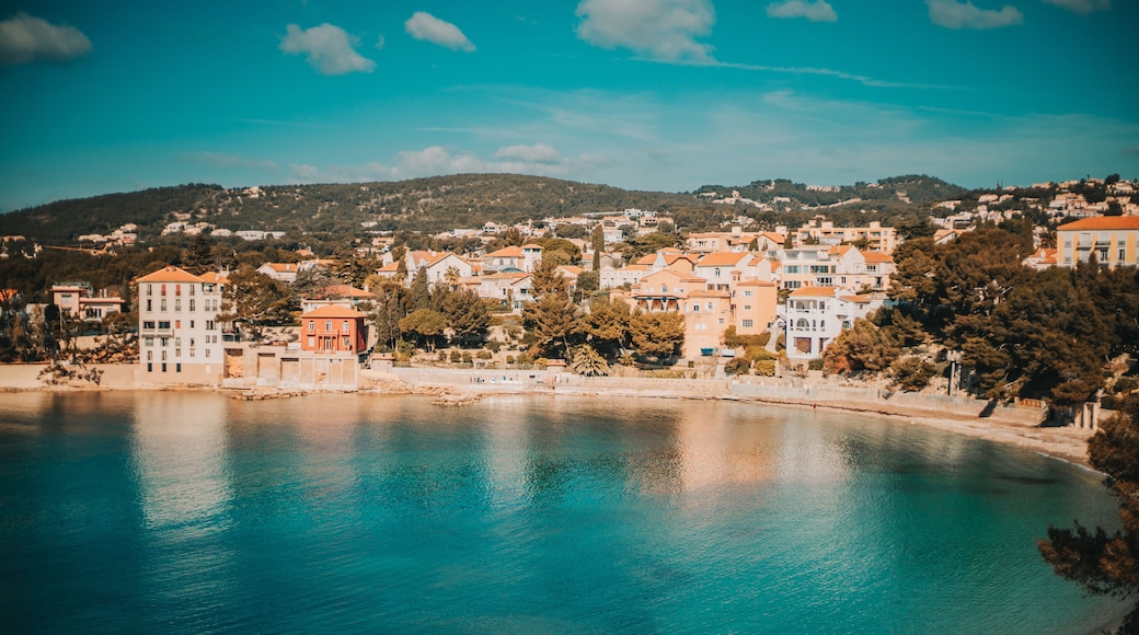 Ville du sud de la france au bord de l'eau
