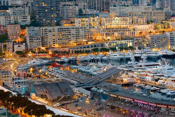 Monaco qui includes marina et ville cĂŽtiĂšre