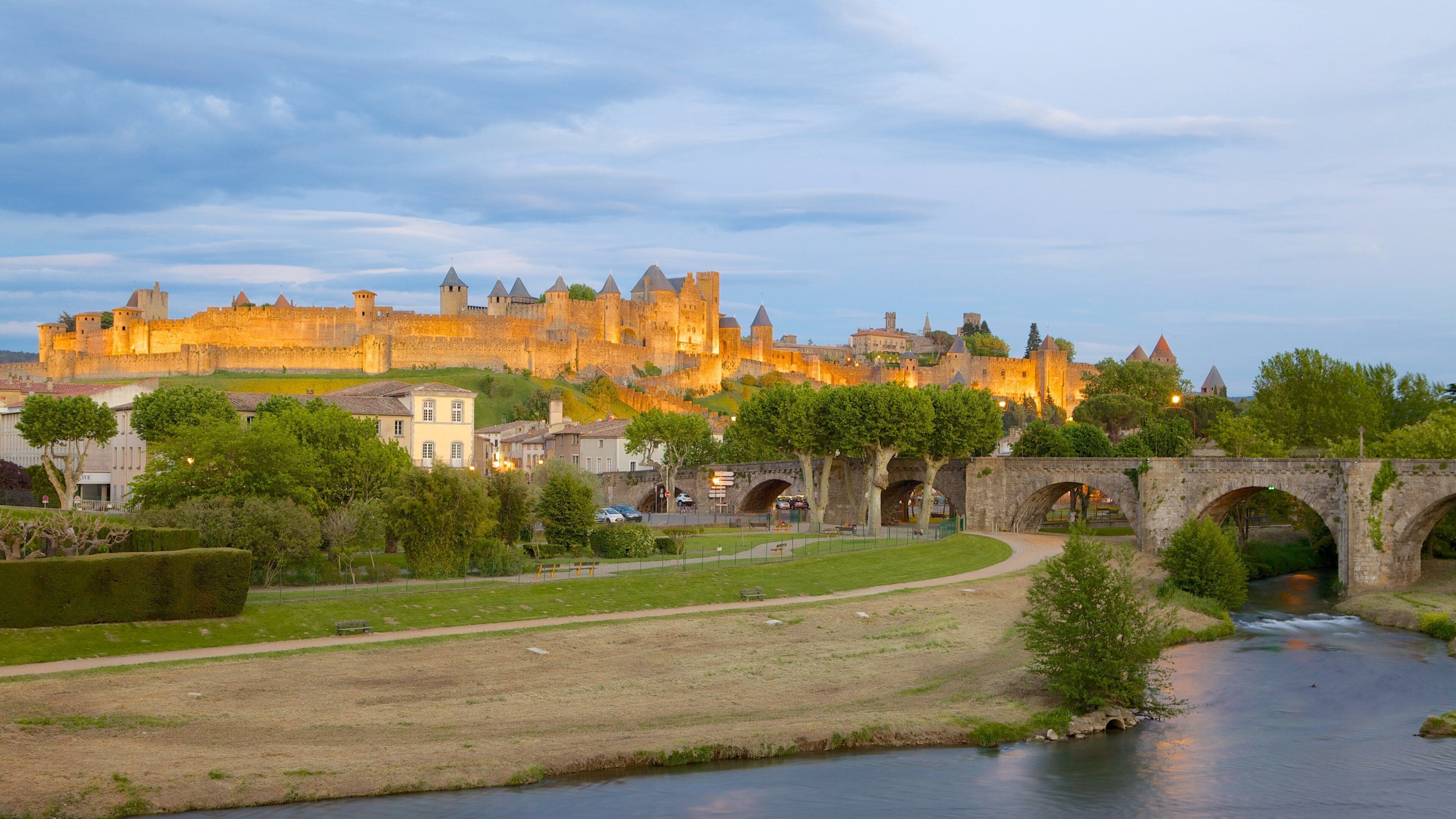 Carcassonne toont kasteel of paleis, een rivier of beek en historische architectuur