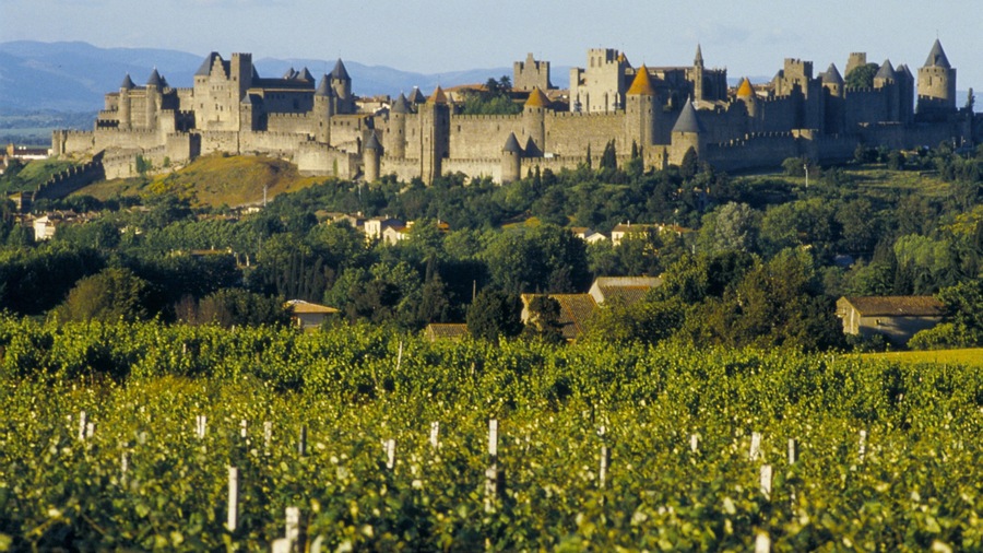 Carcassonne featuring heritage architecture, landscape views and château or palace