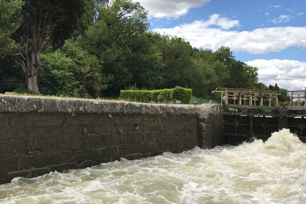 Amazing experience waiting for the lock to fill with water. Highly recommend a cruise on the canal du midi