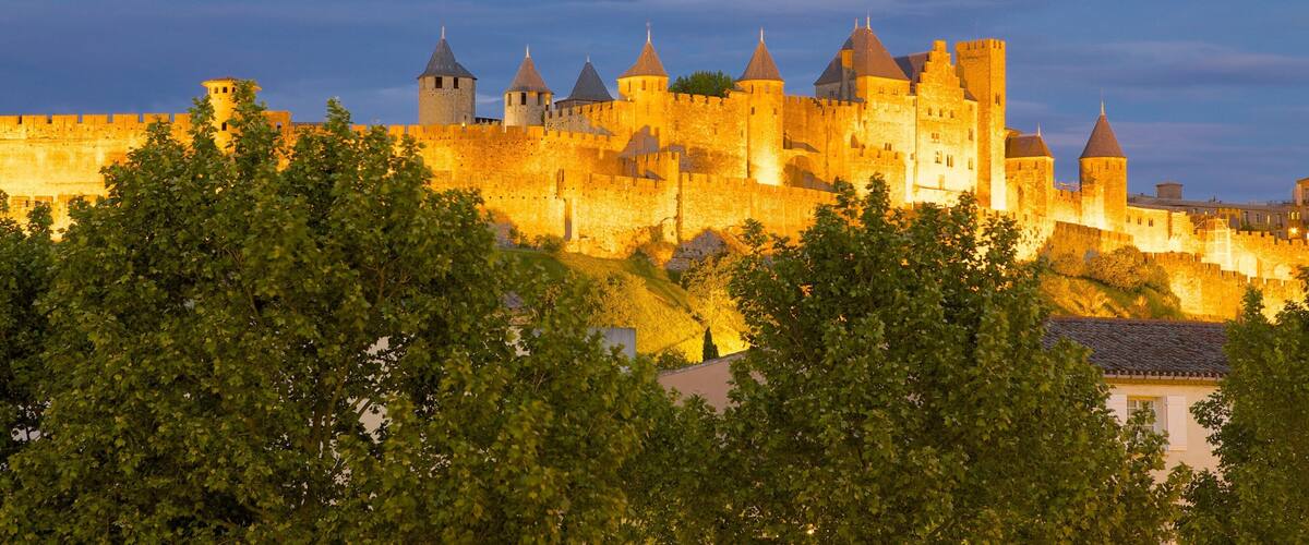 Carcassonne showing heritage architecture, chateau or palace and night scenes