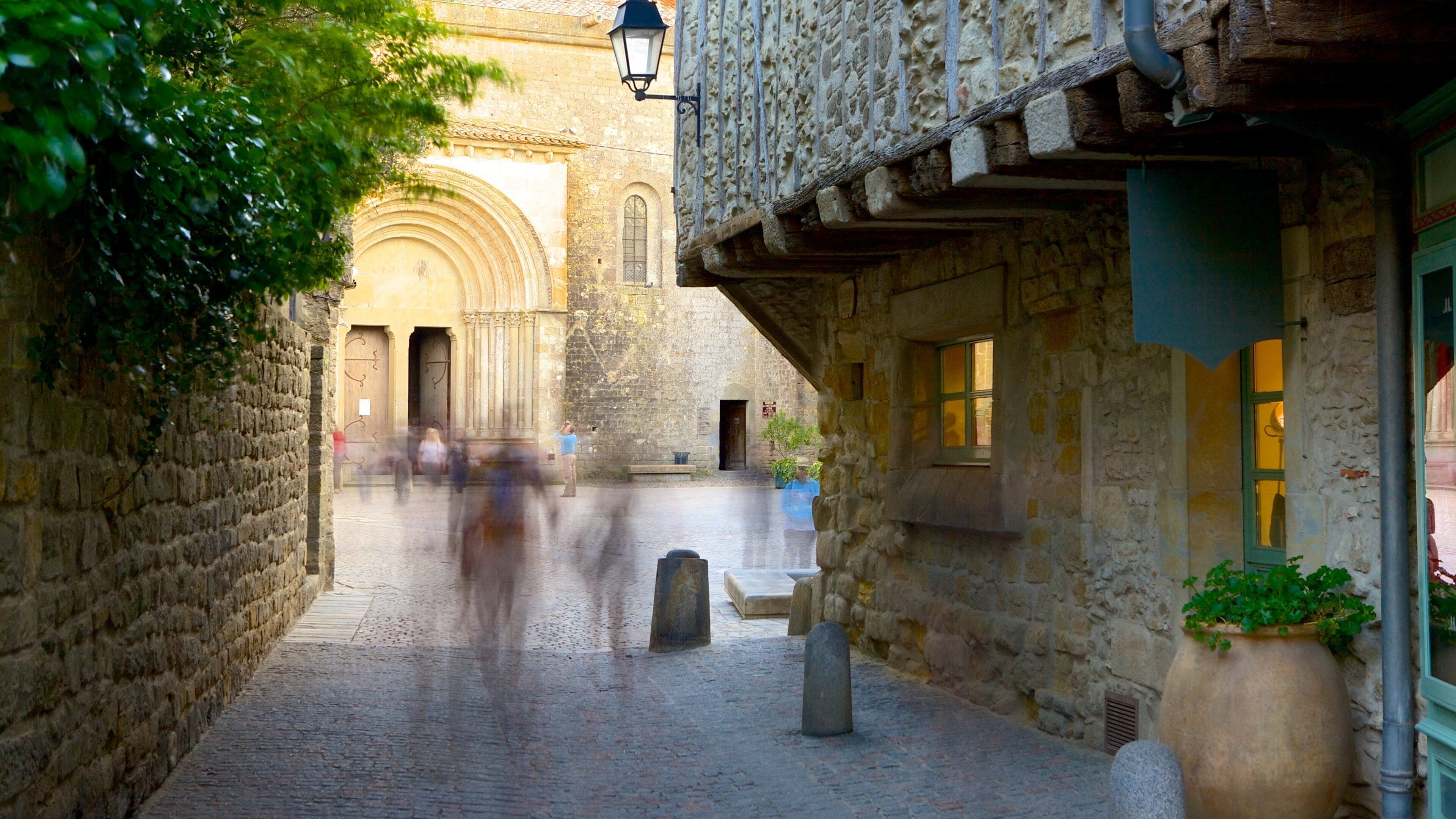 Carcassonne which includes heritage architecture and street scenes