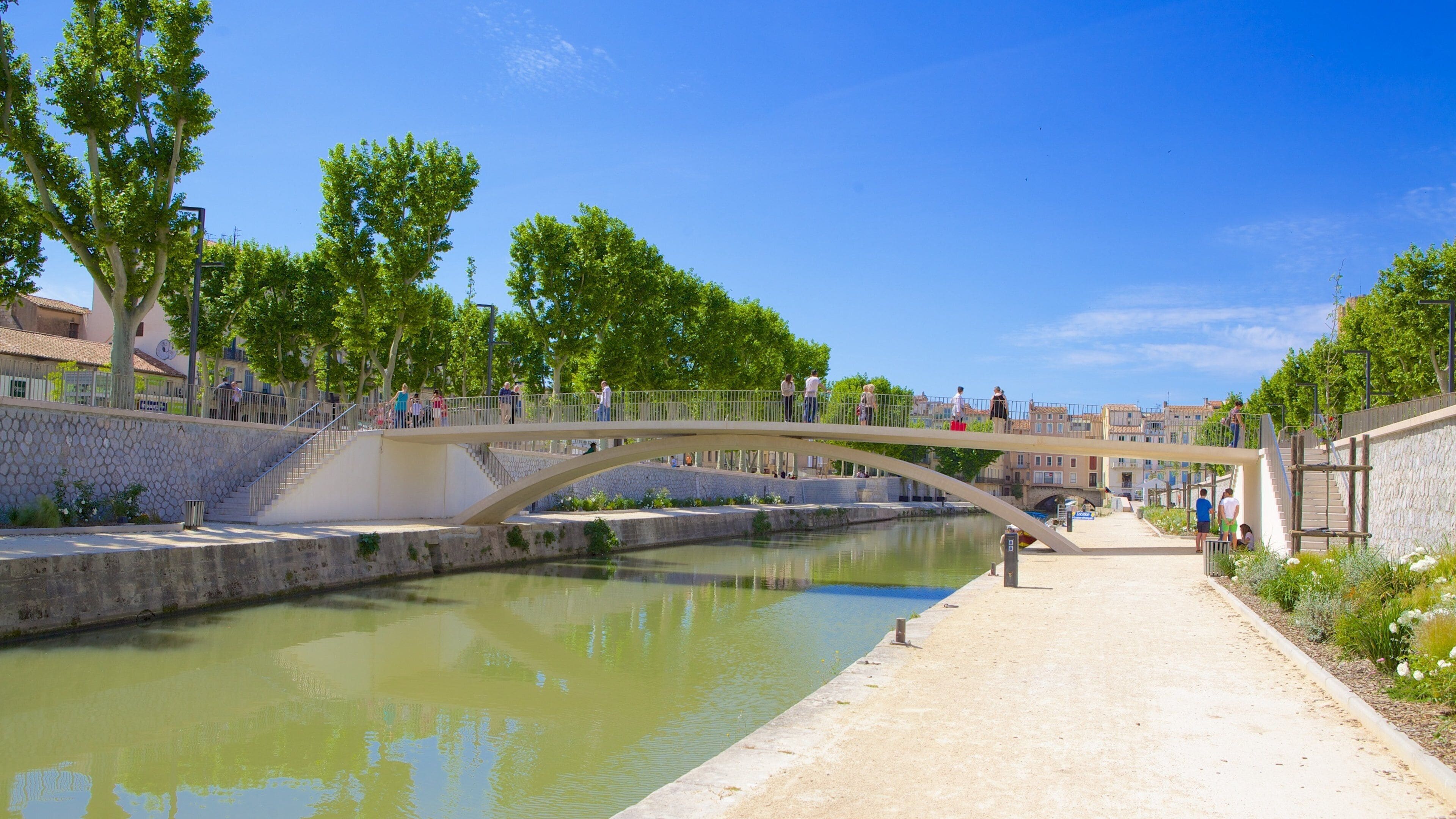 Narbona ofreciendo un puente y un río o arroyo