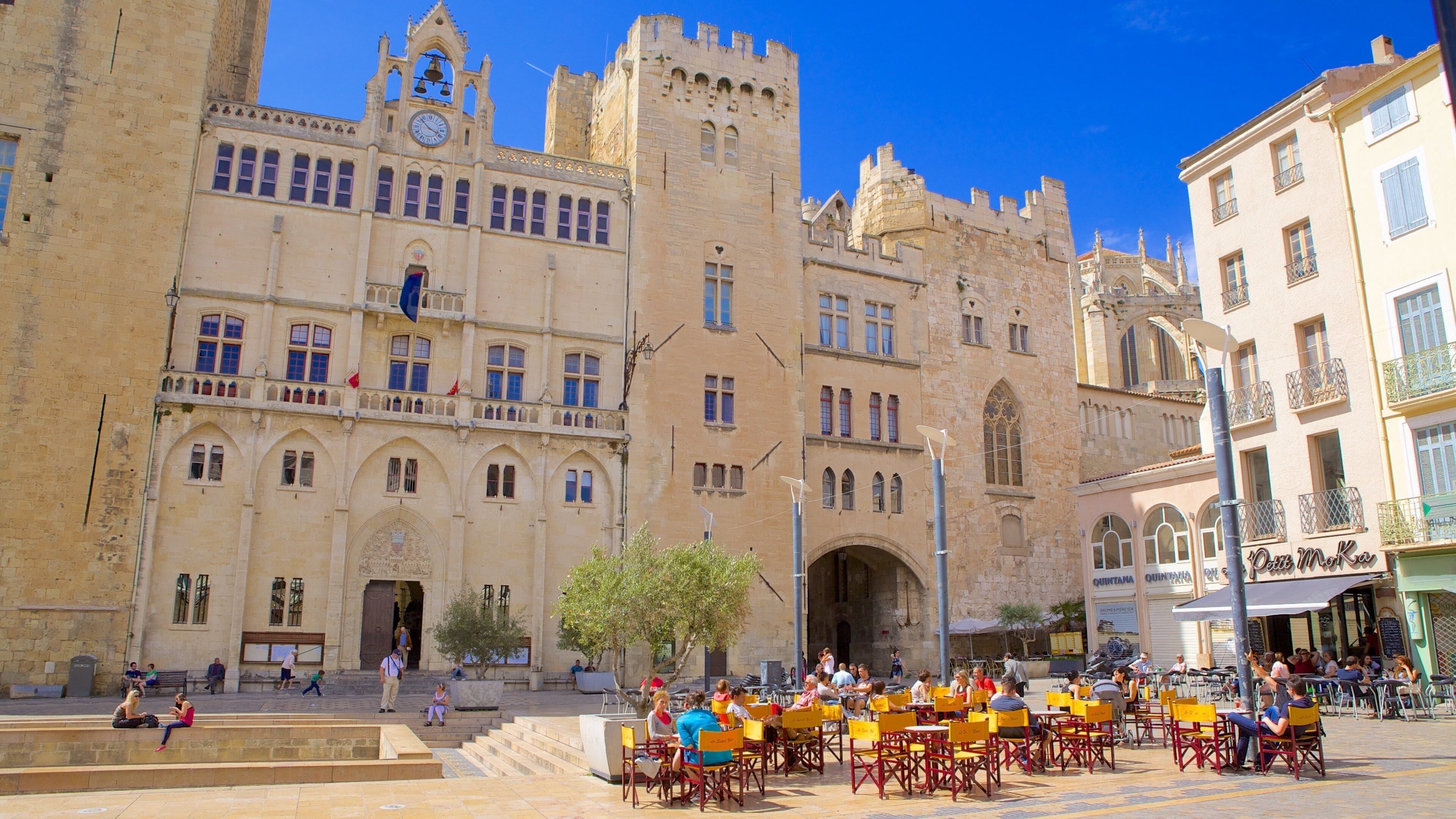 Narbonne featuring cafe lifestyle, a square or plaza and outdoor eating