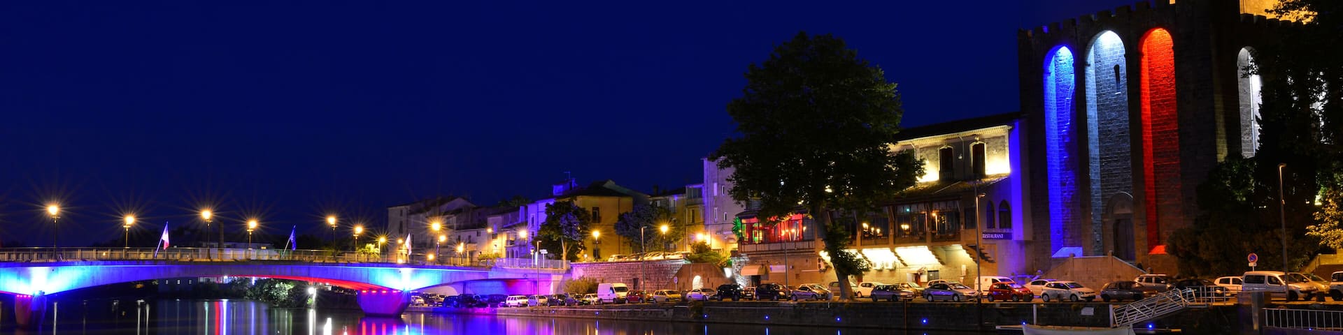 Panoramique Agde (34300) lumineuse au bord de l'Hérault illuminé, Hérault en Occitanie, France