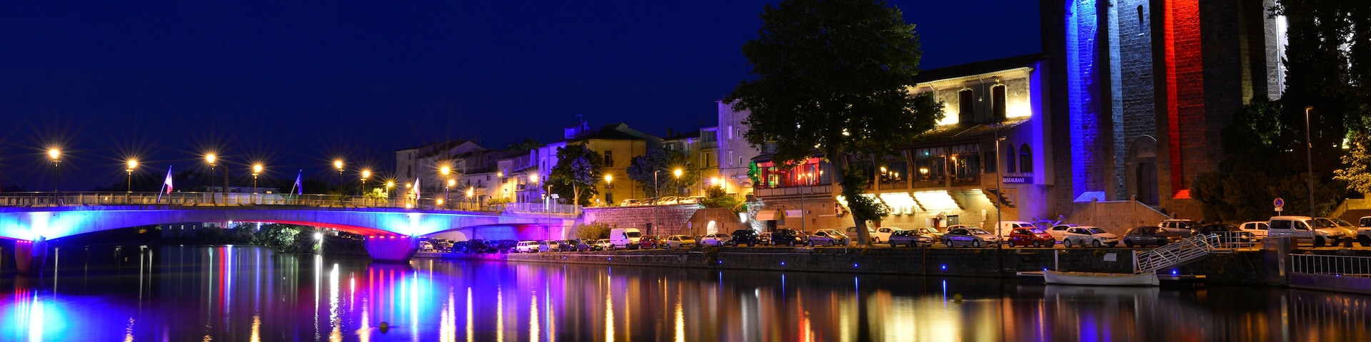 Panoramique Agde (34300) lumineuse au bord de l'Hérault illuminé, Hérault en Occitanie, France