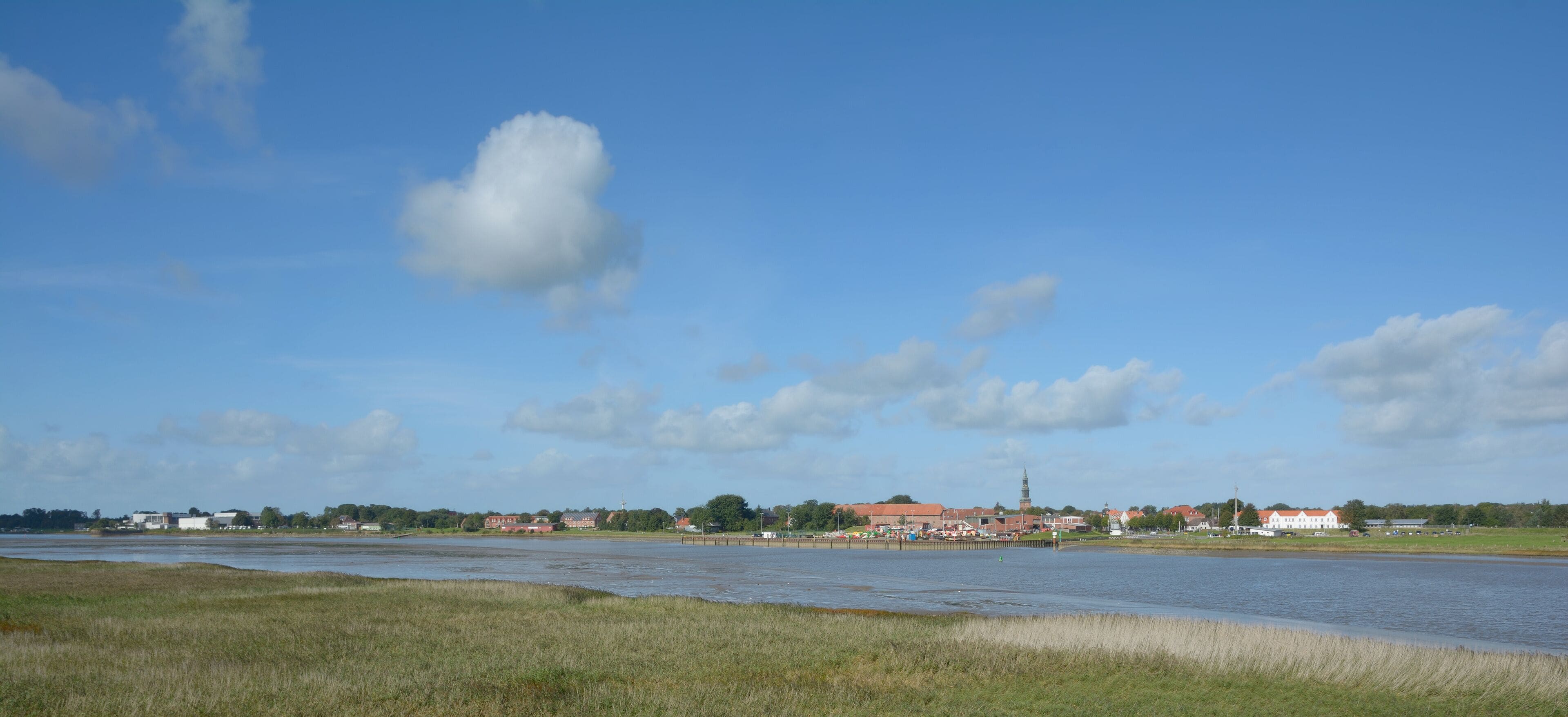 Blick über den Fluss Eider auf Tönning auf der Halbinsel Eiderstedt,Nordfriesland,Schleswig-Holstein,Deutschland