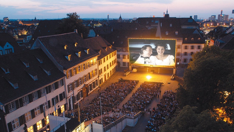 BĂąle montrant scĂšnes de nuit et vie nocturne aussi bien que important groupe de personnes