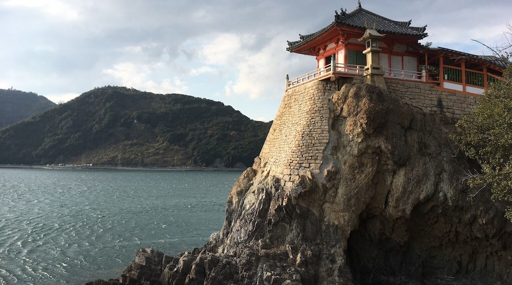 Bandai-ji tenple
Can sightsee for 100 yen.
Be careful not to fall into the ocean.
There are beneficiaries for safe delivery and child rearing, there is an Yema( Board wishing for a wish ) in the shape of a woman's breast.