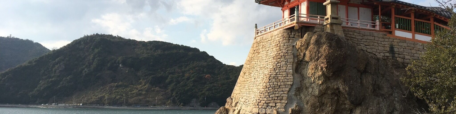 Bandai-ji tenple
Can sightsee for 100 yen.
Be careful not to fall into the ocean.
There are beneficiaries for safe delivery and child rearing, there is an Yema( Board wishing for a wish ) in the shape of a woman's breast.