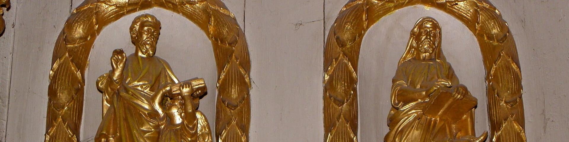 Retable du maĂźtre-autel de l'Ă©glise Saint-Pierre d'Ăpiniac (35). Les Ă©vangĂ©listes Matthieu et Luc.