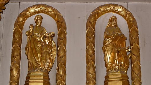 Retable du maĂźtre-autel de l'Ă©glise Saint-Pierre d'Ăpiniac (35). Les Ă©vangĂ©listes Matthieu et Luc.